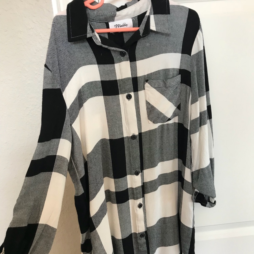 A longer long sleeved flannel💕